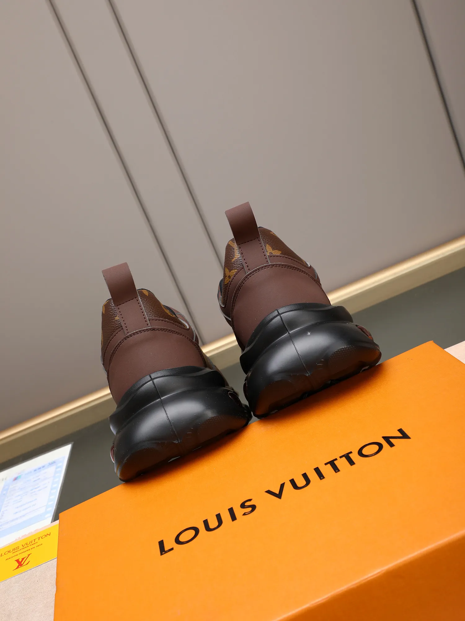 Men's shoes 💰460 [LV] Made of imported L special materials spliced ​​with cowhide and comfortable mesh lining. Private molded foam air cushion outsole, super light and comfortable on the feet! Perfect last shape, generous and fashionable design, 5 colors available! Code number: 38–44 (45 customized